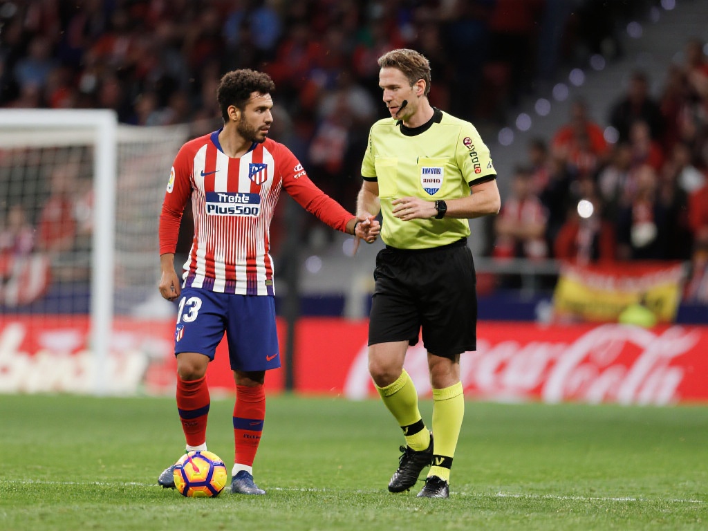 针对这类问题，行业专家表示，俱乐部、裁判